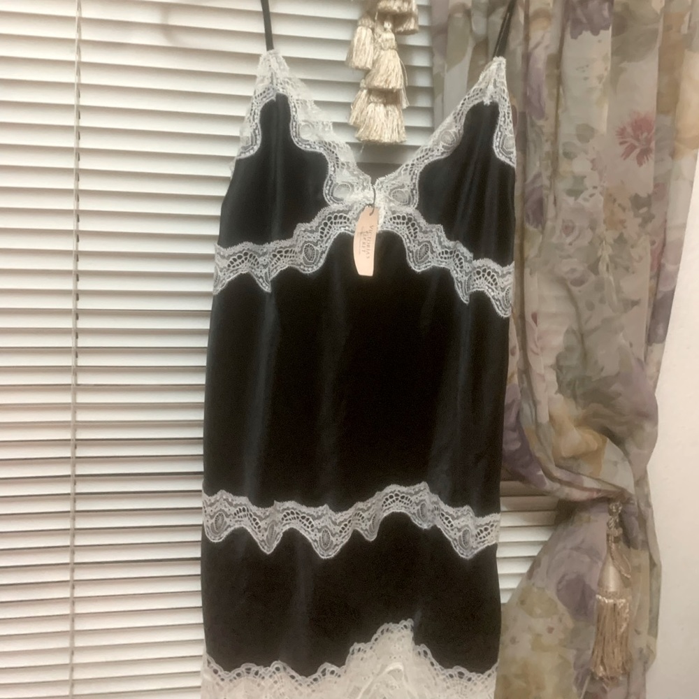 NWT- Victoria Secrets, black/white